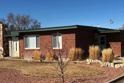 Image de Fully renovated house next to Southside Park - quiet location off of main street
