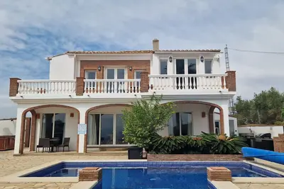 Image de Lovely family villa overlooking Lake and Mountains 15 mins from Coast