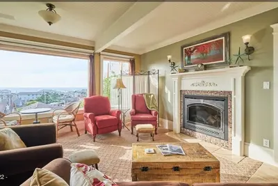 Image de Beach, Bayfront, Breweries. Picturesque Ocean View