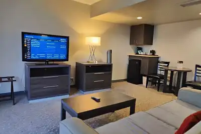 Image de Large Studio w/ Pool sleeps six in comfort Plus Free Parking Included!