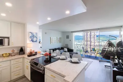 Newly Renovated Great View & Spacious! *Pet Friendly*