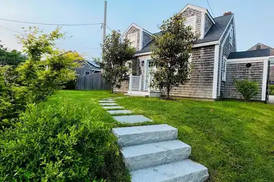 Image de Entire cottage, walk to\/from ferry & downtown, newly renovated, parking on site