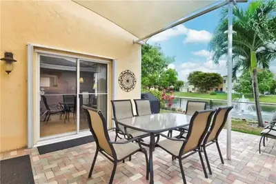 Image de Luxurious, Clean & Convenient Water Front Home in a Safe Área