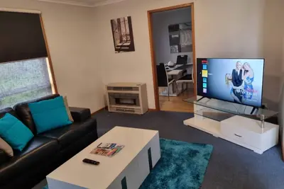 Image de *Wi-Fi & Netflix* Super Comfy Accom, 21meter Long Boat Parking Available! !