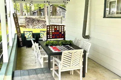 Image de Houghton Lake cabin with covered outdoor entertainment space. No cleaning fees.