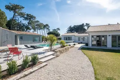 Image de Maison familiale avec piscine et tennis