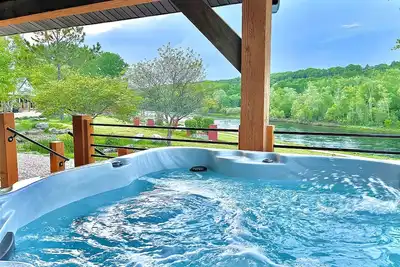 Image de Lakefront, Amazing LakeView, Private Hot Tub!