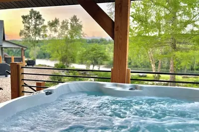 Image de Lakefront, Amazing LakeView, Private Hot Tub!