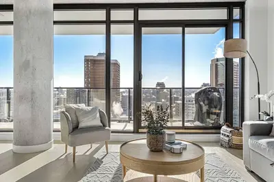 Image de Impeccable Dt Condo | City & Mountain Views | Pool