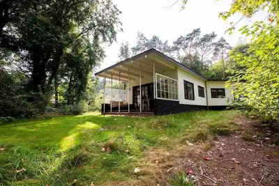Image de Monumental 2-person bungalow, built under the architecture of the Amsterdam School with special details.