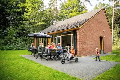 When staying in this 12-person bungalow, you don't have a garden, but a whole forest! On the terrace, you can enjoy the outdoors.