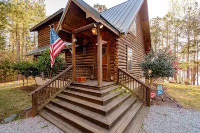 Image de Secluded Log Cabin on Lake Monticello