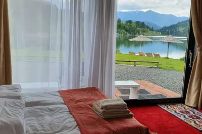 Image de Modern apartment on the shore of Lake Colibița