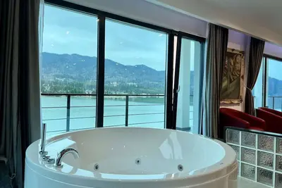 Image de Room at lake Colibita with an incredible view over the lake with Jacuzzi.