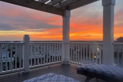 Image de 8 Bedrooms, 7f2h Baths, Lg saltwater Pool, Elevator, short walk to the beach.