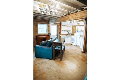 Image de Gorgeous Carriage House!
