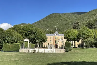 Image de Apartment in a 19th century chateau with swimming pool and tennis court in a 4-hectare park