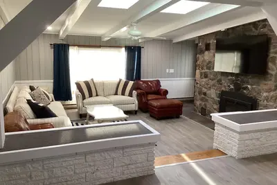 Image de Cayuga Lake Views  Sleeps 10  Near Aurora & Wineries  Wedding Ready