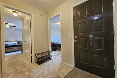 Image de Modestly furnished Walnut Hills townhouse at a modest price