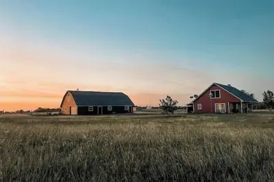 Image de Red Farmhouse on 17 acres~20 min to Magnolia Silos