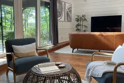 Image de A-Cozy Retreat: Lake House. Jacuzzi.