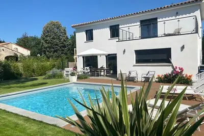 Image de Villa avec piscine privée au sud d'Aix en Provence