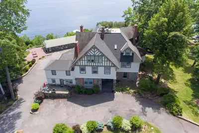 Image de Historic Lakefront Estate Mansion in Lake George