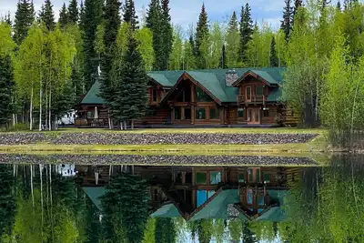 Image de Lakefront Luxury Log Home With Spa & Aurora Views