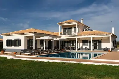 Grande Setubal Villa | 5 Bedrooms | Villa Monte Maria Pratas | Private & Spacious
