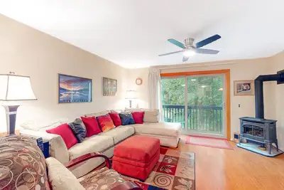 Image de Mountainside condo with grill, gas fireplace, W/D, & board games - walk to lifts