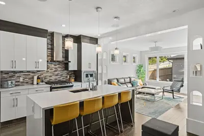 Image de Downtown views across from Stampede Park!