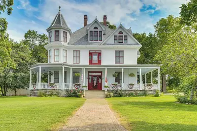 Image de Creekfront Yellville Manor w/ Parlors & Fire Pit!