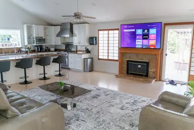 Image de Spacious Home & Yard, Great for big groups & companies