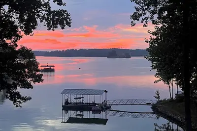Image de Cozy Log Cabin near Clemson with Big Water Views