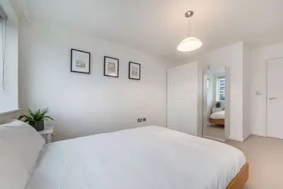 Luxury 2 Bed Balcony Free Parking Flat