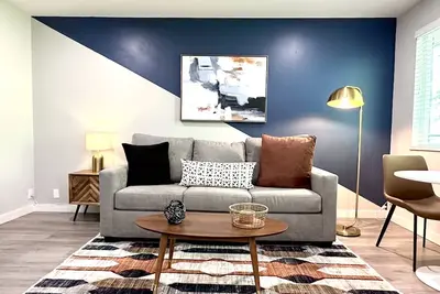 Image de Work Here • Remodeled Kitchen • Fast WiFi • King Bed • Walk Downtown • Parking