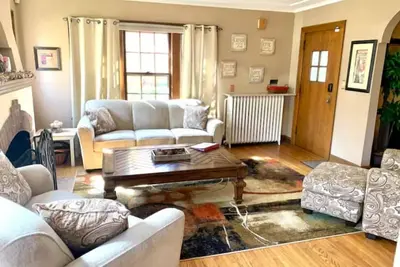 Image de Spacious and comfortable! A charming gem, located on Victory Memorial Parkway.