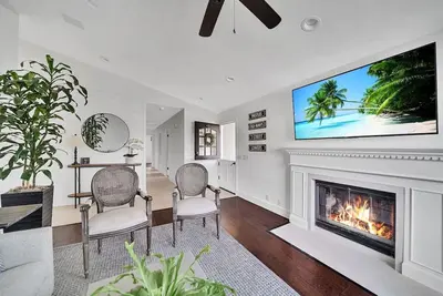 Image de Charming Cottage Style 4bd/2ba with Large Yard & Hot Tub in Quiet Neighborhood