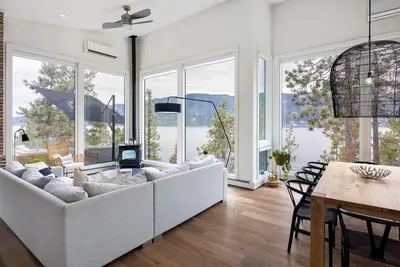 Image de Executive, private, lake-view home that is 1 hour to Silver Star and Big White