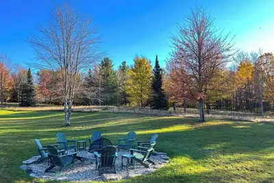 Image de Mapleview Lodge, Serene 3-bed Vt retreat with firepit: ski, snowmobile, Atv, & hike near Jay Peak