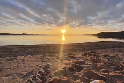 Image de A secluded beachfront retreat for families - pet friendly!
