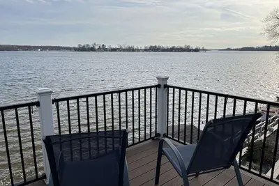 Image de Wonderful 4 bedroom house on Gun Lake. Stunning view from main deck; waterfront