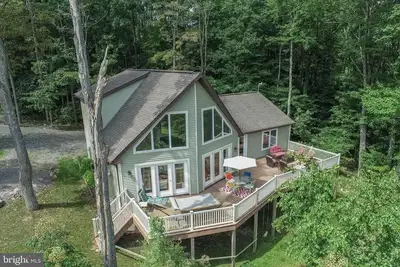 Image de Spacious family-friendly chalet w/fenced dog run & large deck near the lake/Wisp