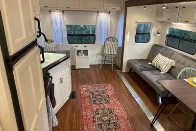 Image de Cozy Boho Camping in 1Bedroom Rv-5 min from Renfest!