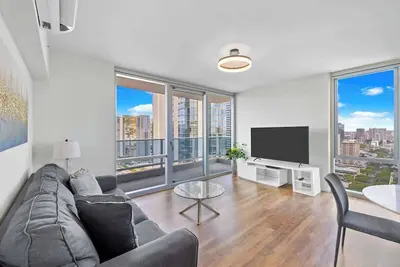 Spectacular 2br 2ba Parking + Pool