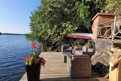 Image de Two bedrooms and a loft with a bunkie on side lakefront cottage on Bobs Lake