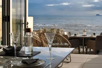 The Wendy House-seafront cottage, incredible views