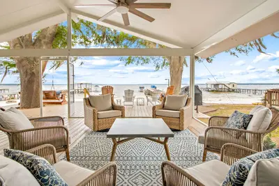 Image de Remodeled Lake House on Lake Weir