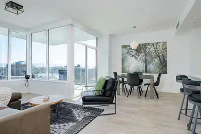 Image de Vic West Gem, workspace, 2 parking spots, Ac, Harbor Views off big balcony & Outdoor pool/lounge