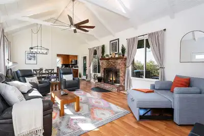 Buckeye Bungalow w hot tub/firepit/views! Pet Friendly!